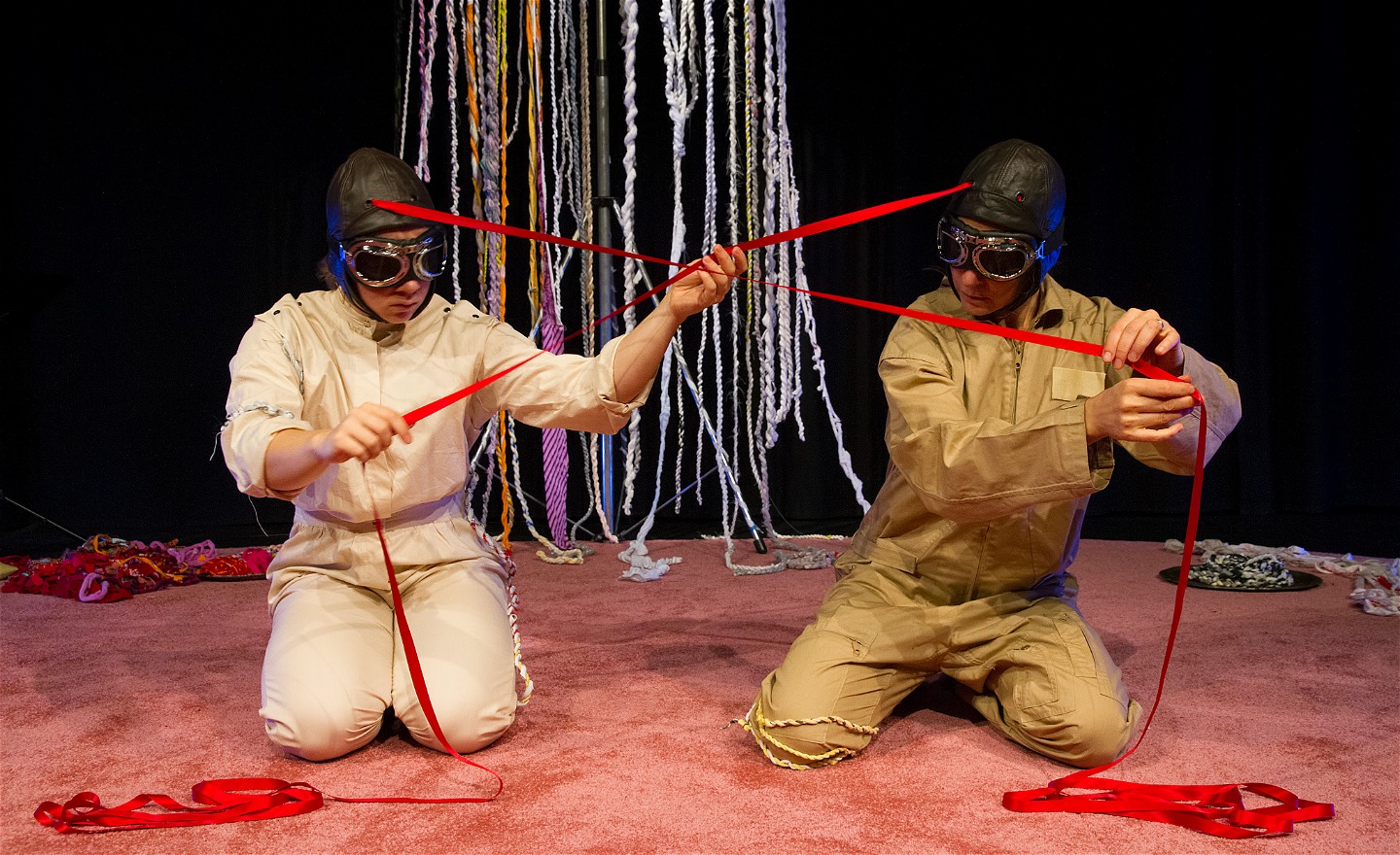 Två Silkespiloter som spinner silke