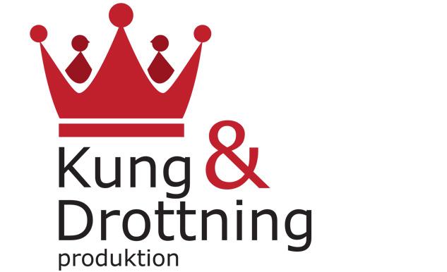 Teater Kung och Drottnings logotyp med en röd krona. 