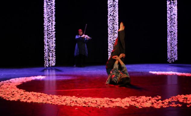 En dansare och en musiker i ett rum med en scenografi av keramiska porslins - 