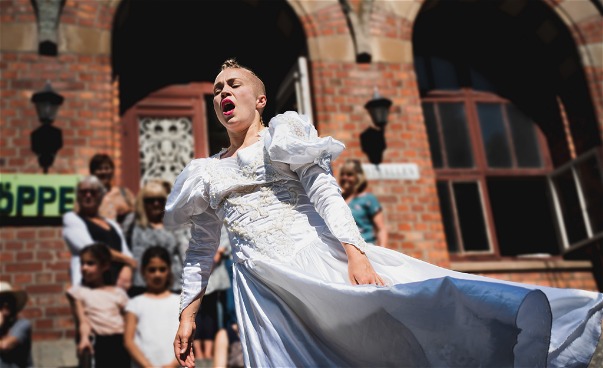 En dansare dansar utomhus i brudklänning
