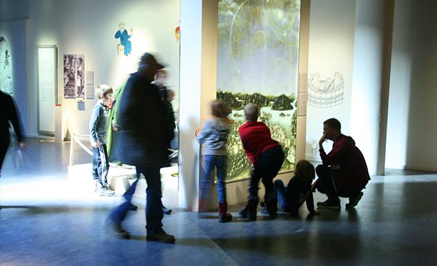 Barn betraktar en tavla på museet.