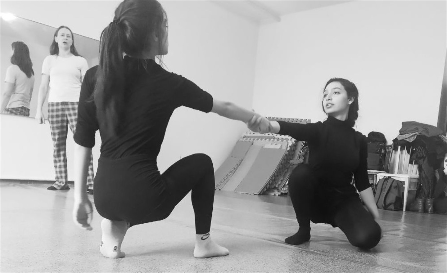 Två dansare som leker med varandras vikt