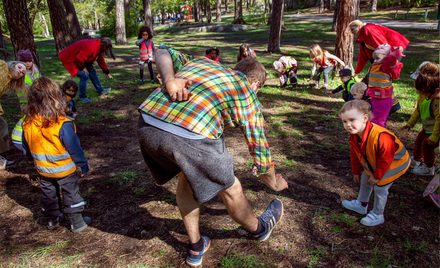 Barn ute i naturen dansar med dansarna Anna och Oskar.