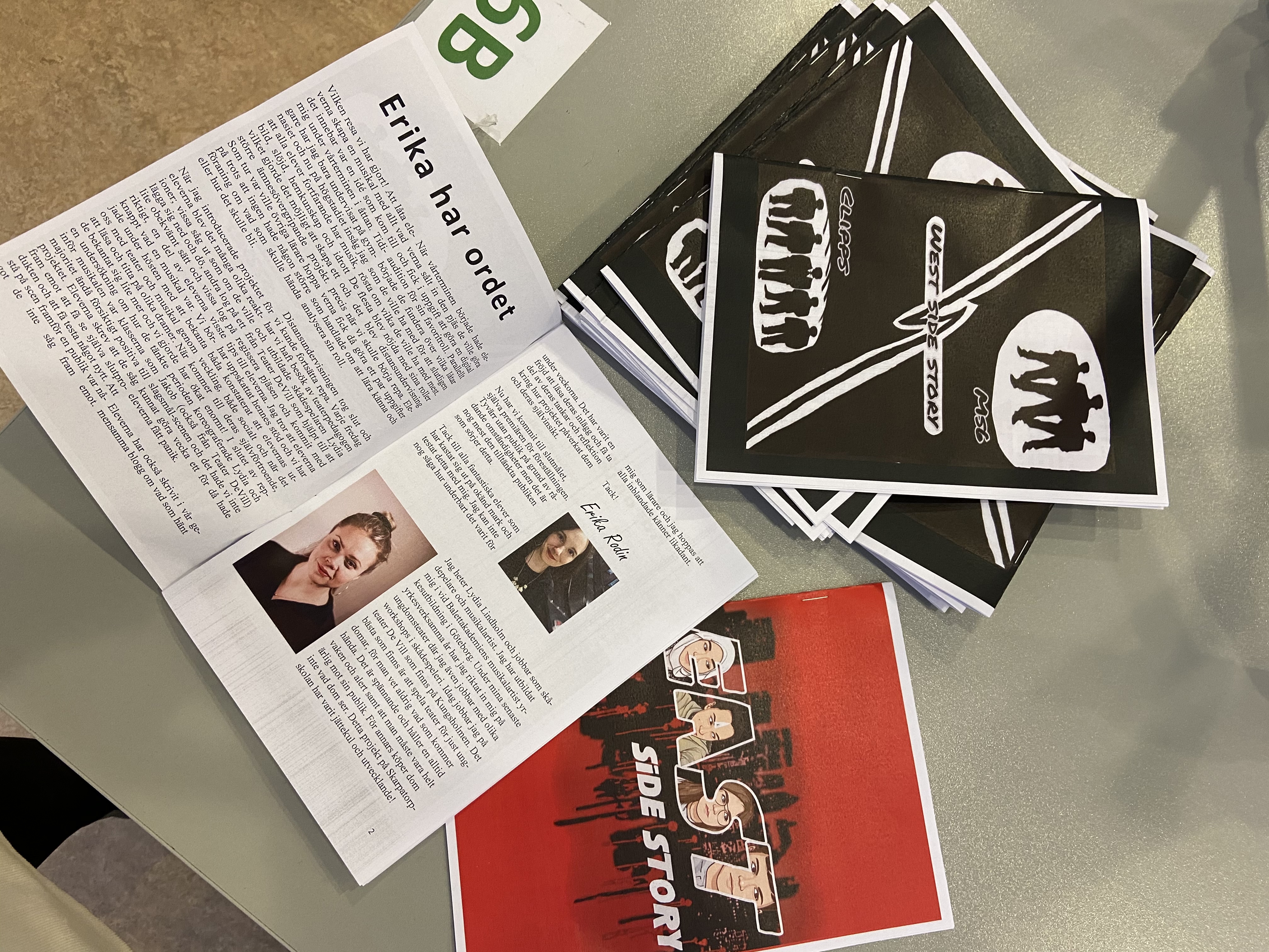 foto av två programblad för east side story. i programbladets uppslag har teaterskådespelaren skrivit om projektet.