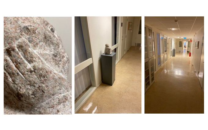 tre foton som visar en stenskulptur. den första så nära att bara en hand visas, den andra är på en piedestal, på den tredje är figuren långt bort i en korridor.