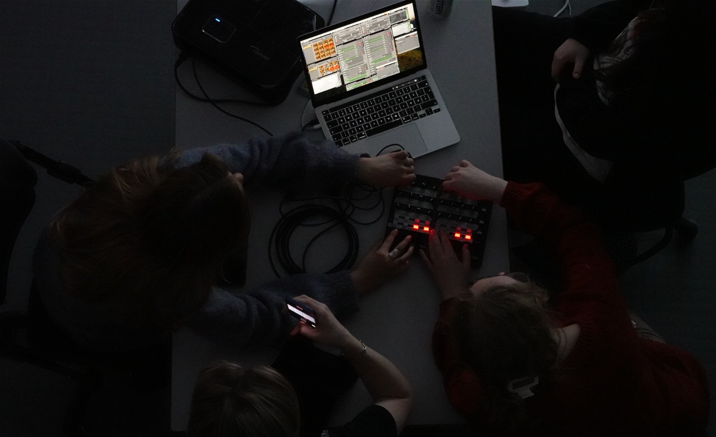 Elever runt en dator rattar en midicontroller