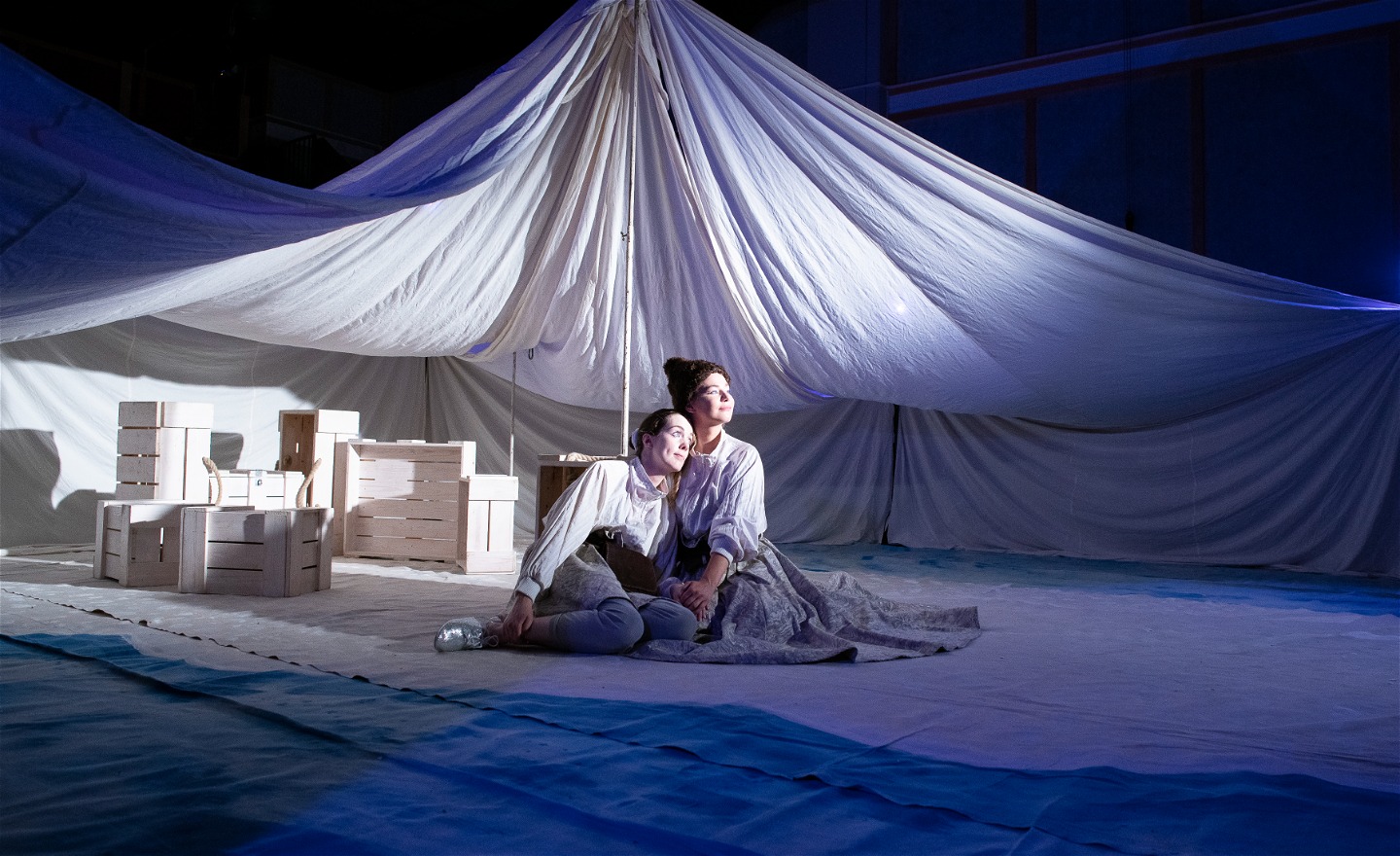 Bild från föreställningen där två personer sitter i en igloo.