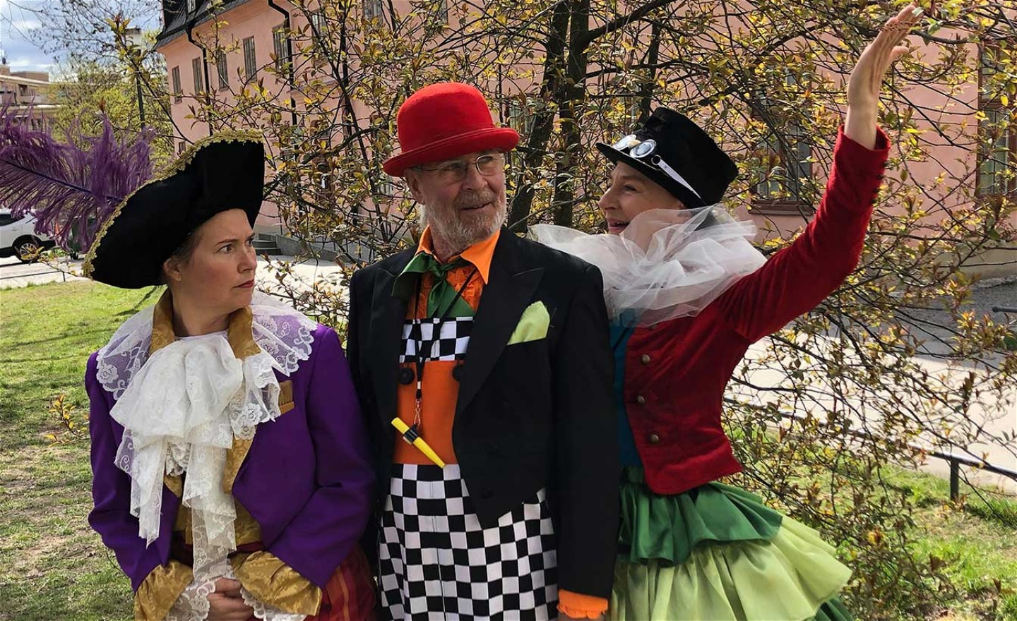 Tre sagoarkeologer i en park. 