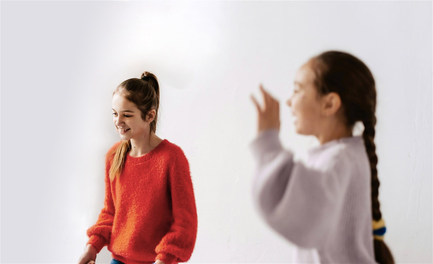 Två unga tjejer som dansar 