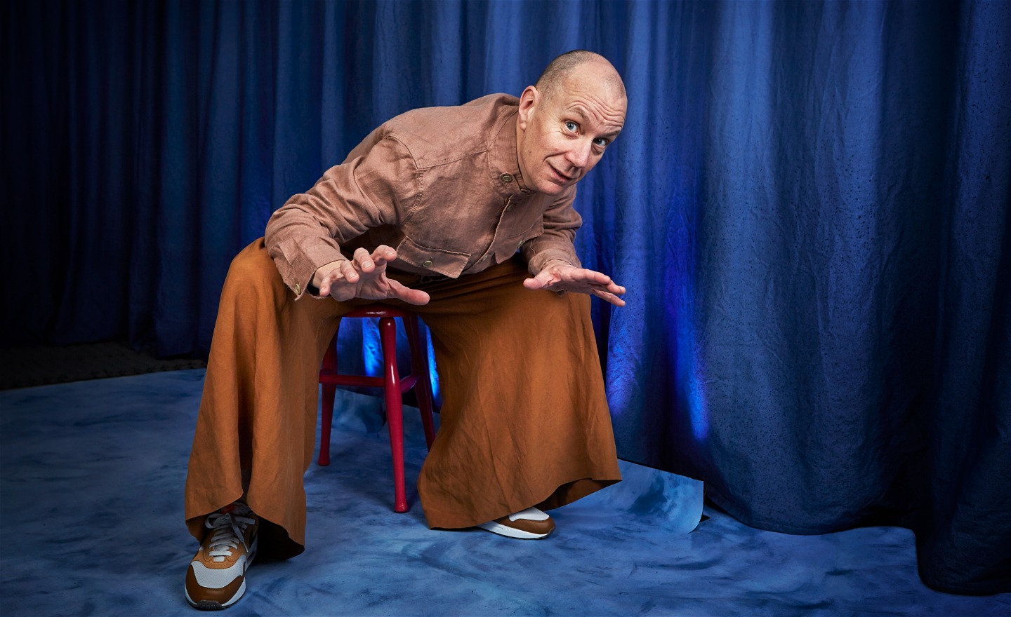 En finurlig berättare i ett blått rum