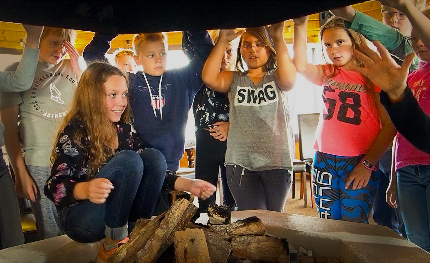 Barn spelar på en kåpa till en eldstad