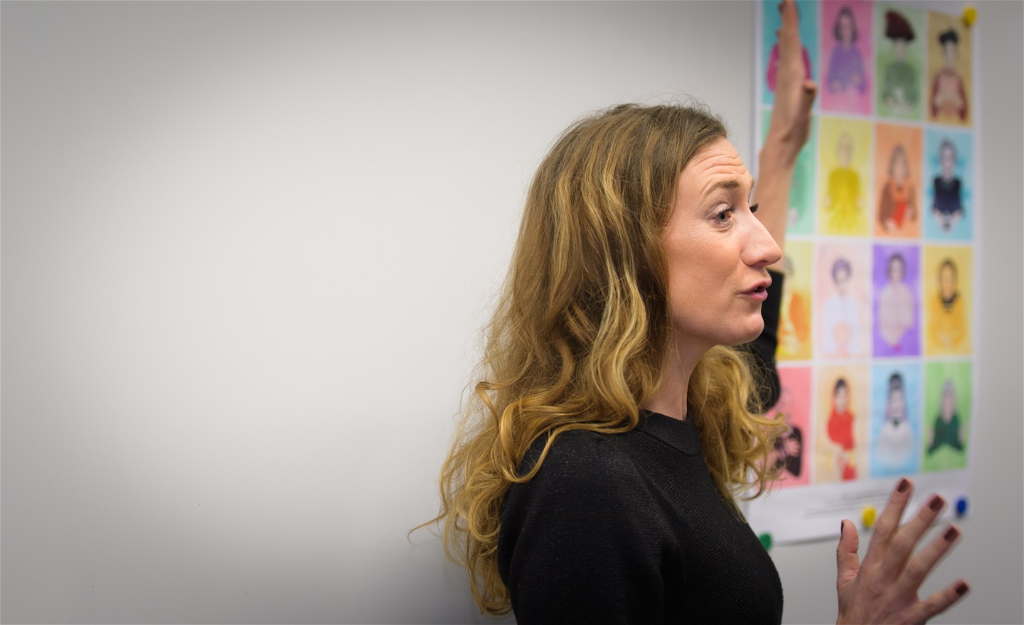 Annika Meijer framför illustration på vita tavlan. 