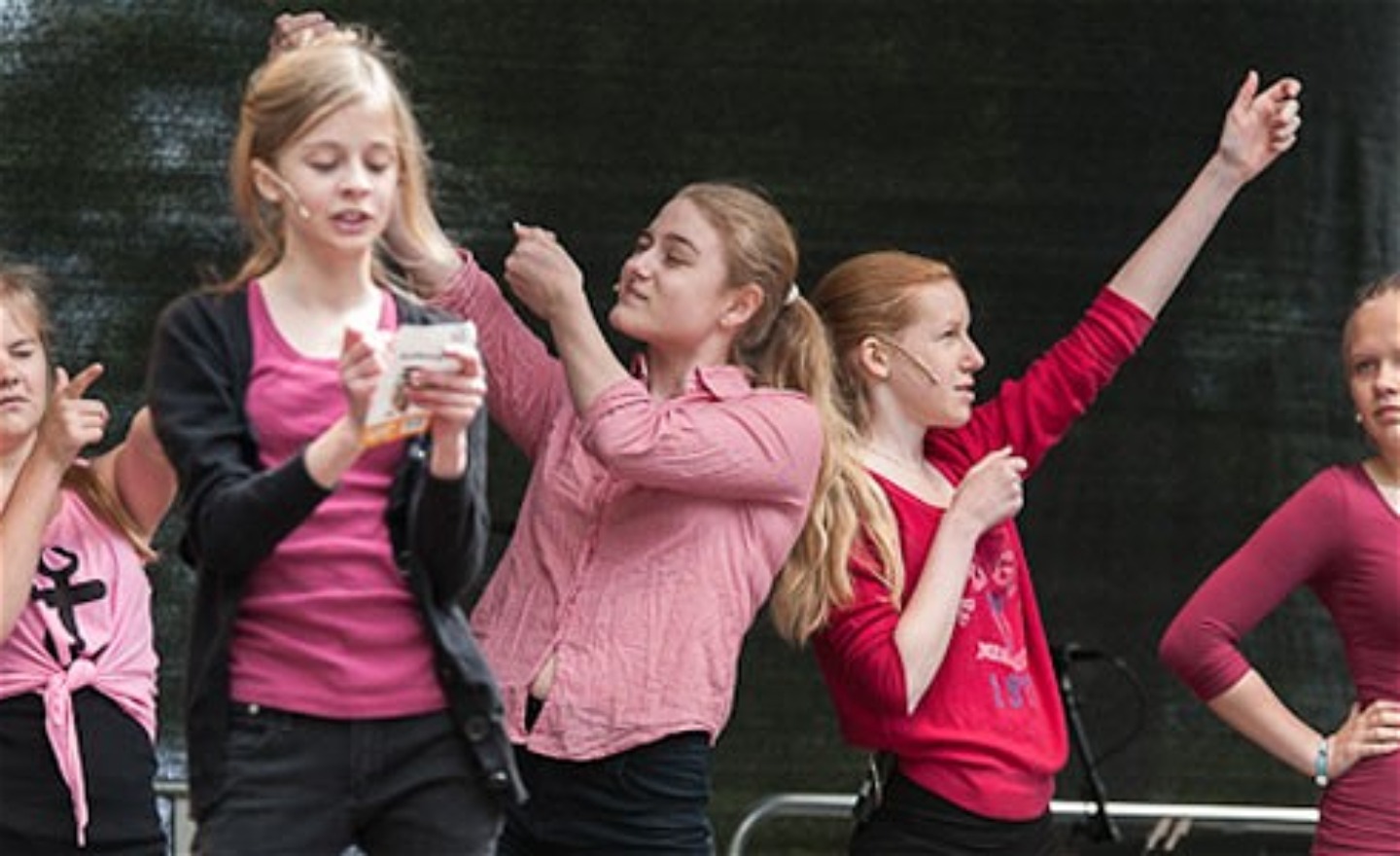 Barn som spelar teater.