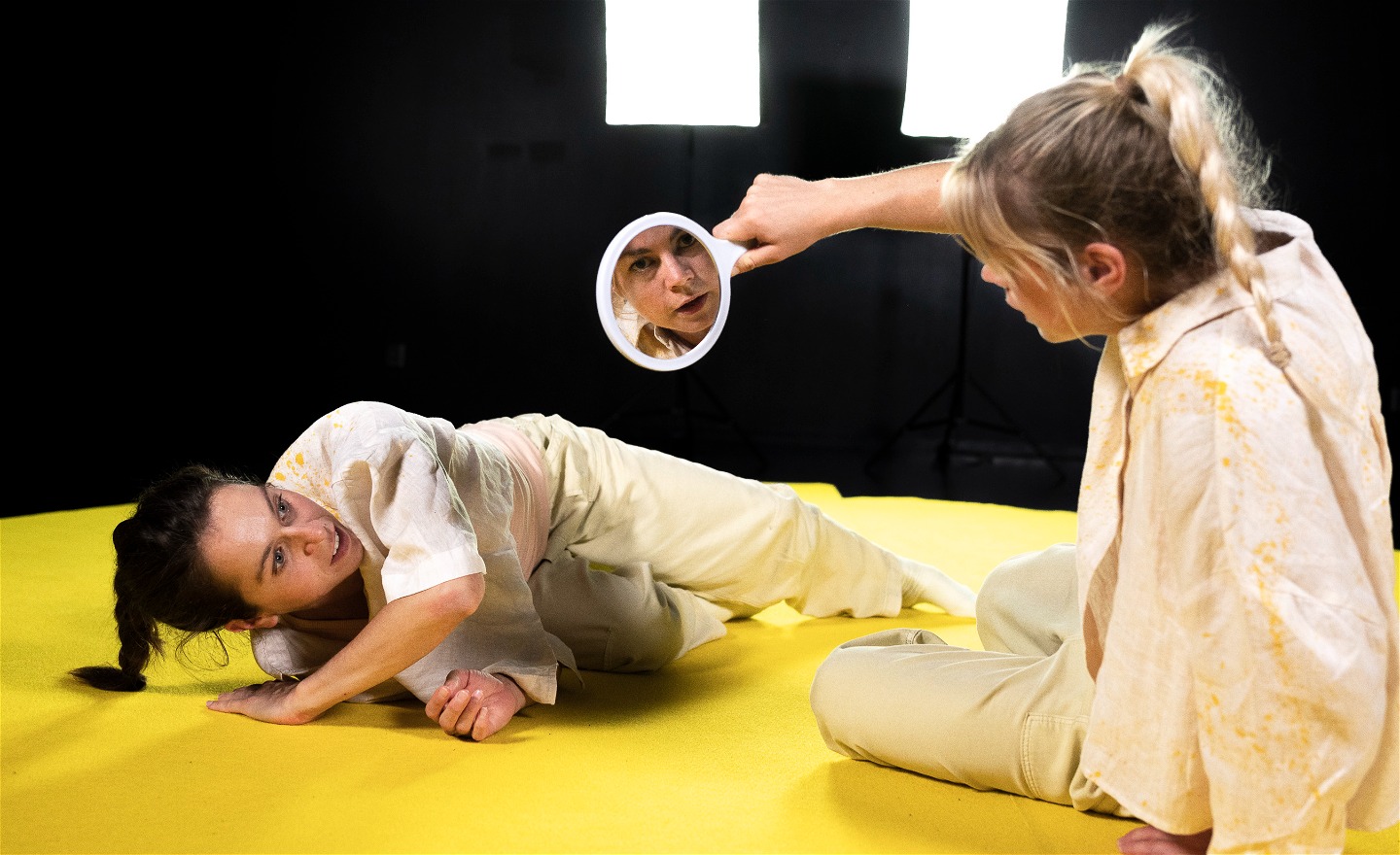 Två och en spegel (2023)