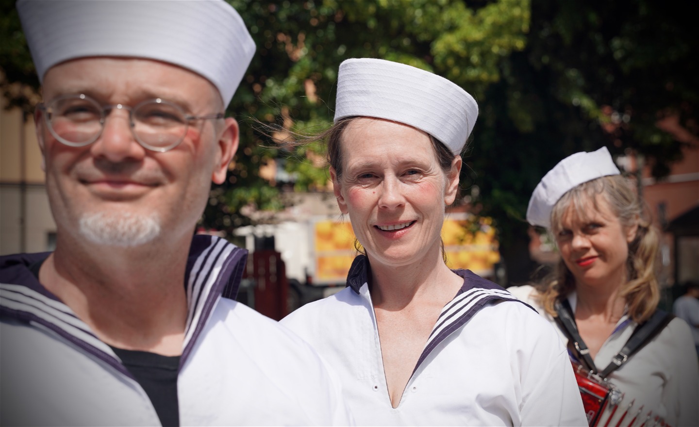 Mikael, Micaela och Amanda på rad i sjömanskläder