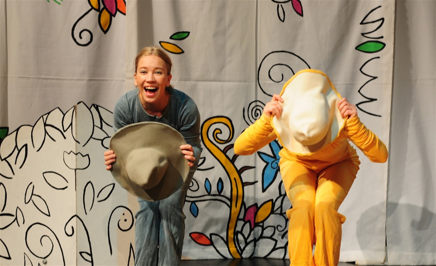 Två dansare med hattar