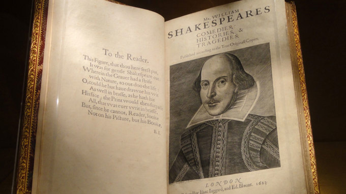 En uppslagen bok med William Shakespear på bilden.