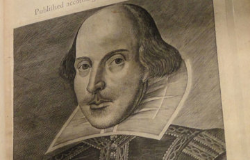 En uppslagen bok med William Shakespear på bilden.