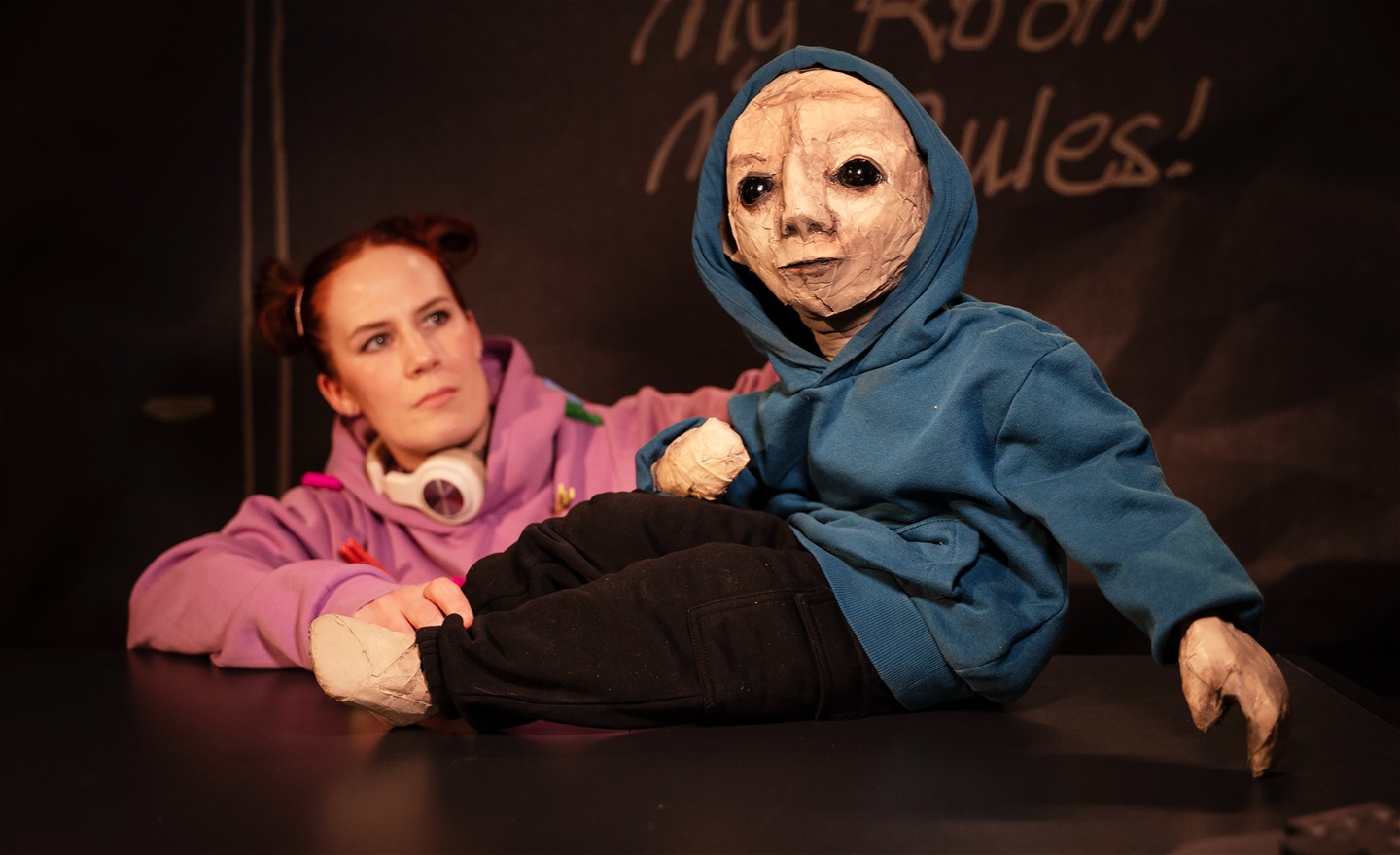 En flicka med en docka