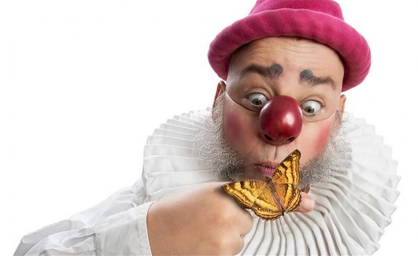 Nalle Clown håller i fjäril