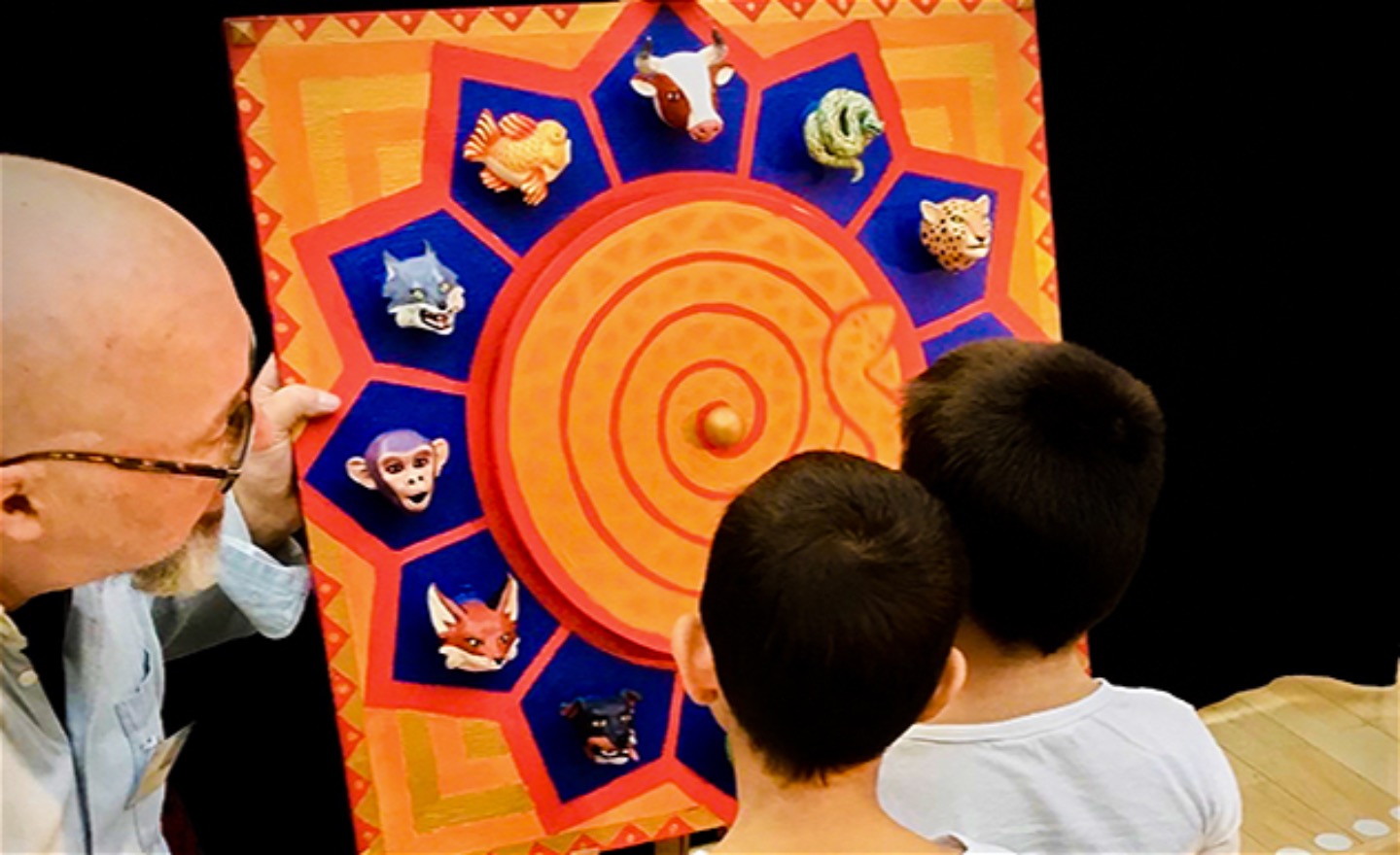 Sagohjulet med två barn framför och berättaren bredvid.