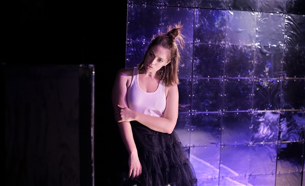 En skådespelare på en scen