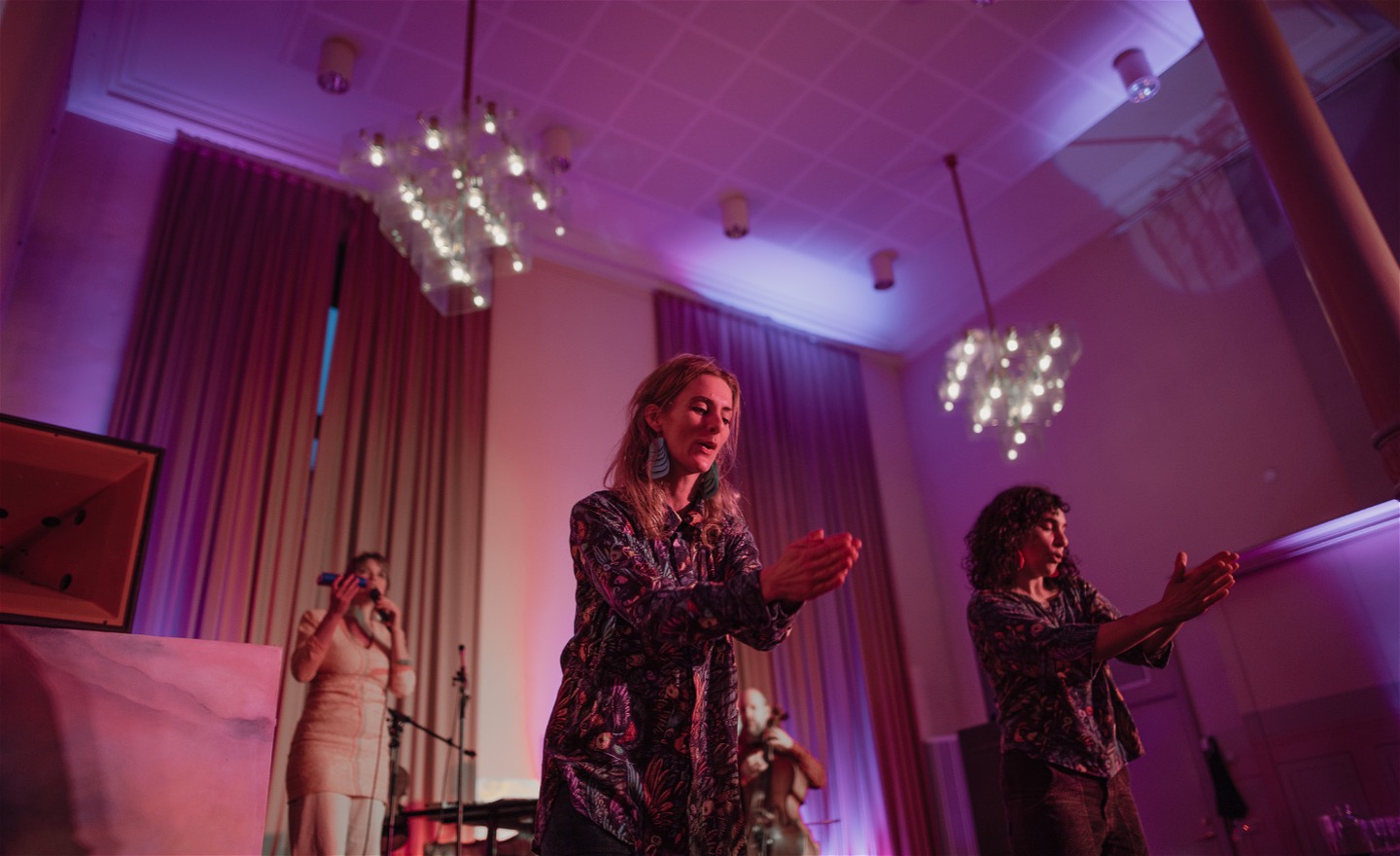 Dansare och musiker från föreställningen LÄSA