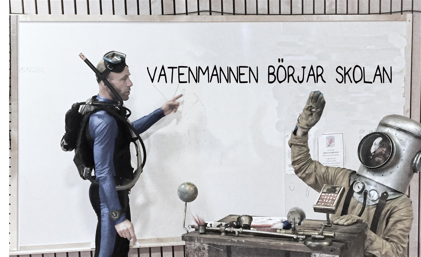 Vattenmannen sitter i en skolbänk och räcker upp handen. Speed står vid en whiteboard och pekar