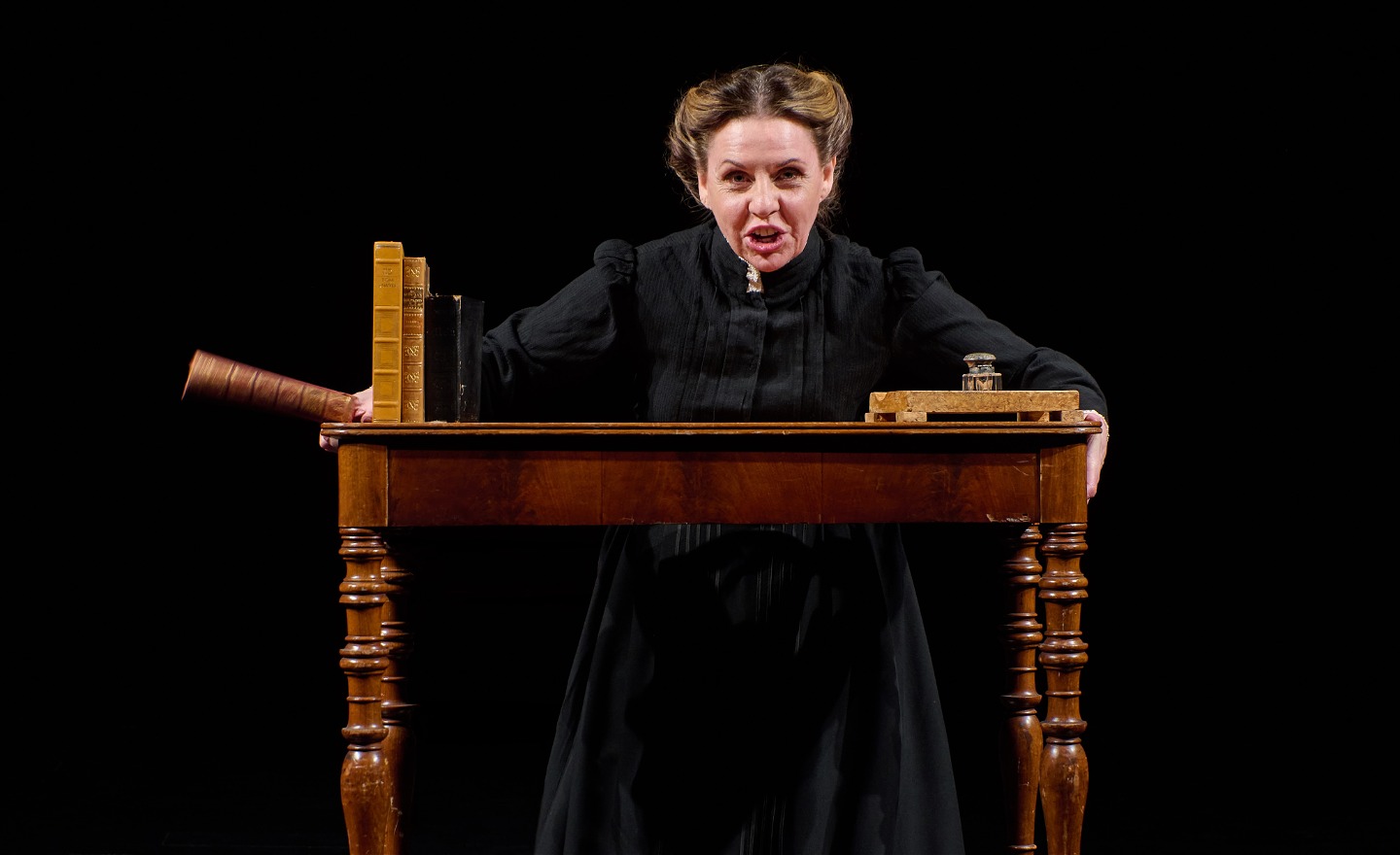 Skådespelerskan Frida Bergh lyfter ett skrivbord