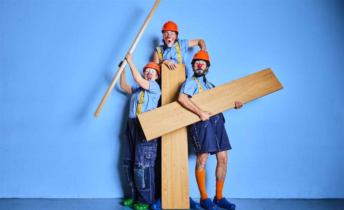 Tre clowner med  varsin planka