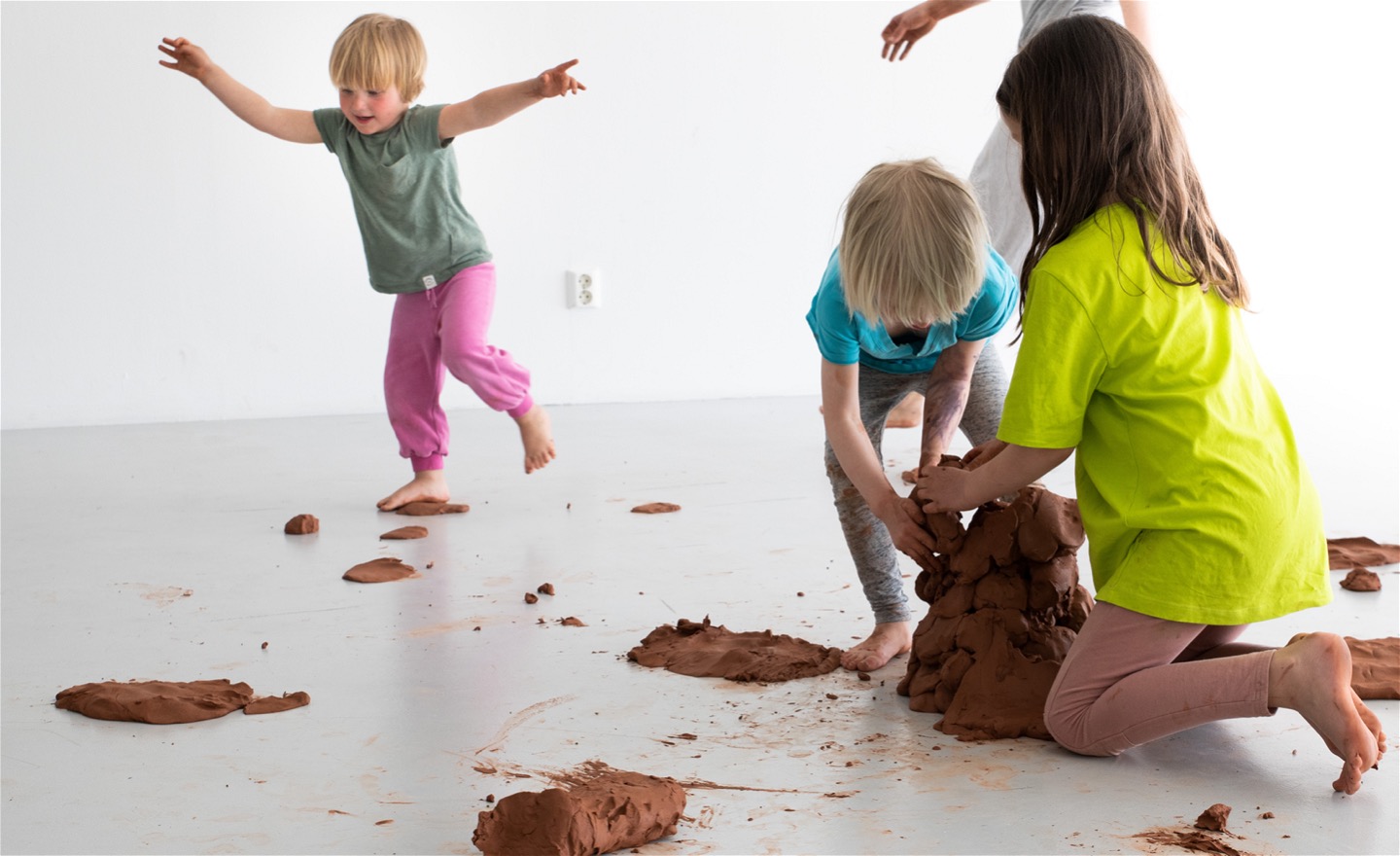 Yngre barn dansar former i lera.