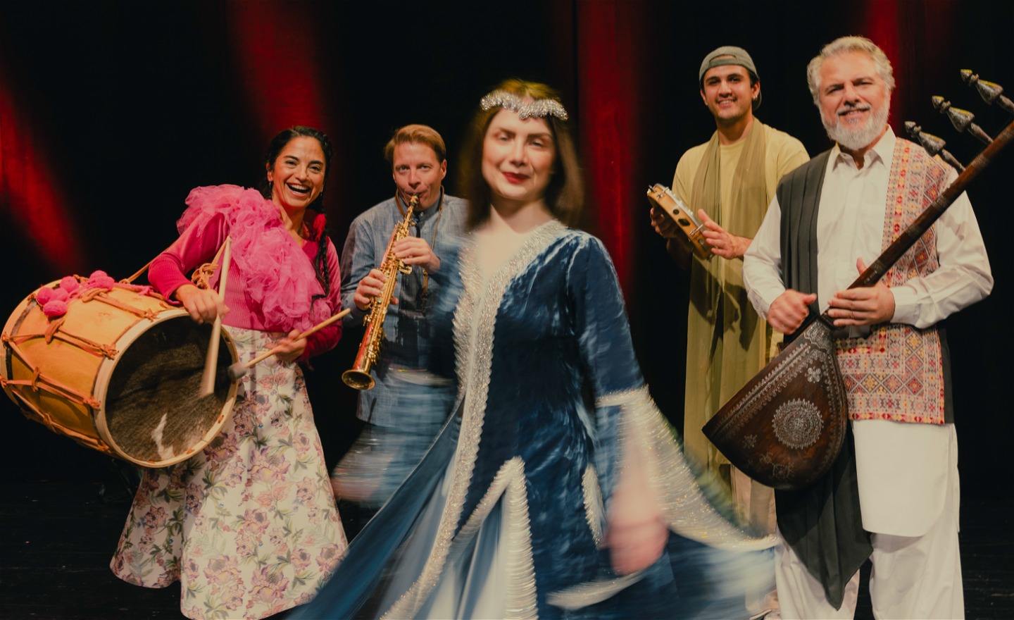 En bild på gruppen Golbangs bandmedlemmar och deras instrument.