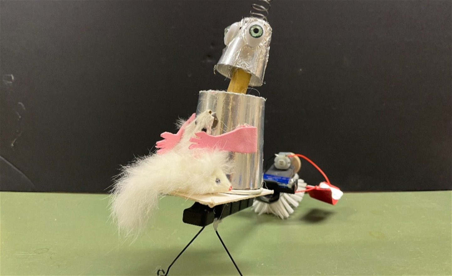 Städrobot som är designad efter smak och kan röra sig framåt eller i cirkel