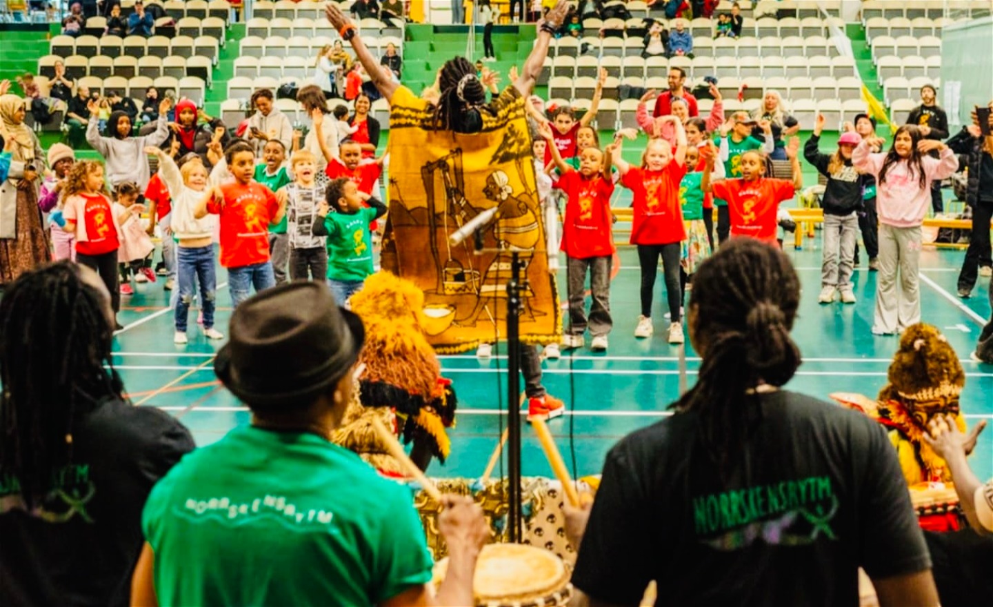 Seringe står framför en grupp elever under en workshop i skolmiljö.