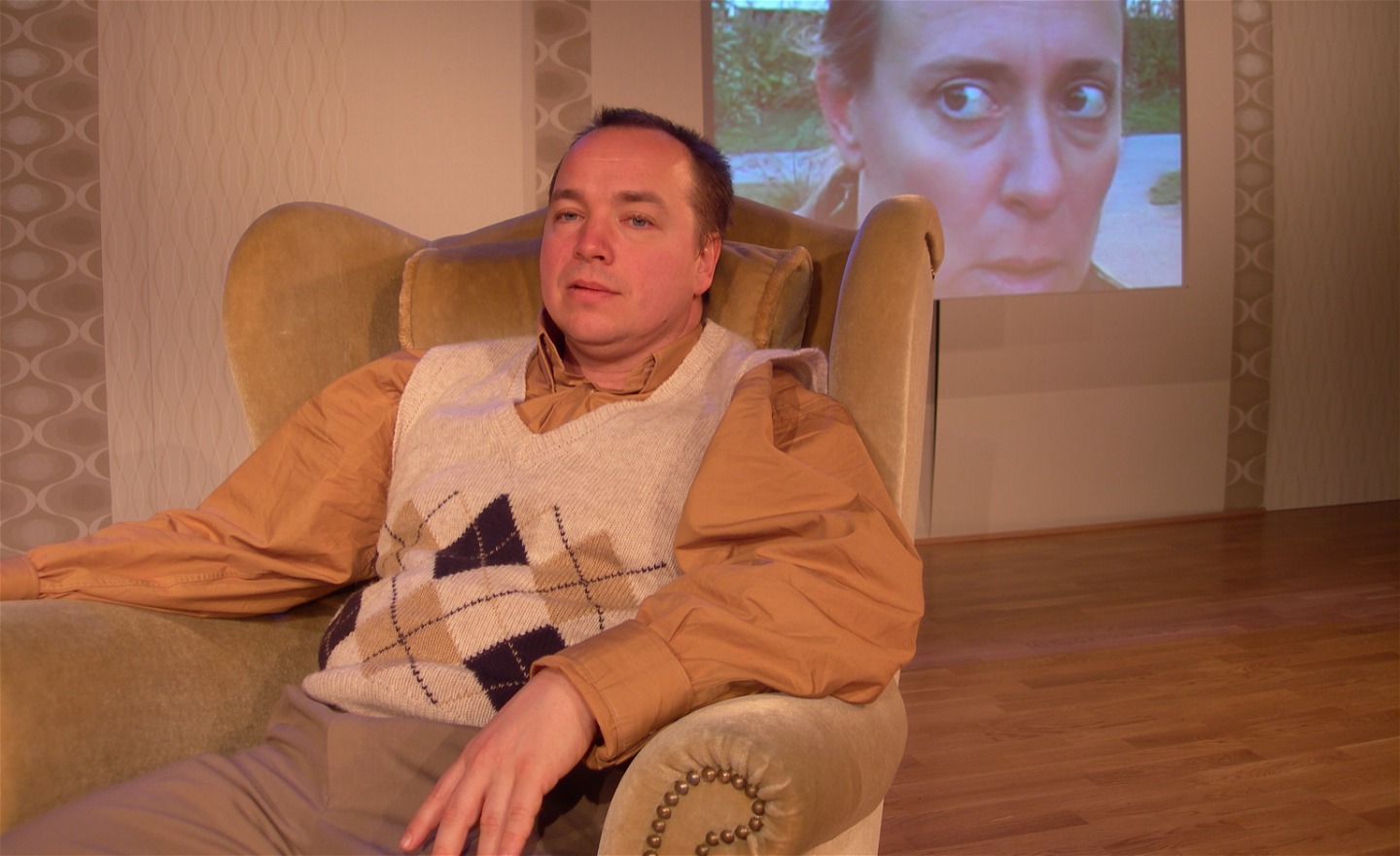 En man som sitter i en fåtölj