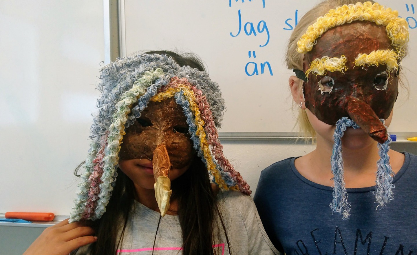 Bilden föreställer masker som barn 9 år har gjort.  