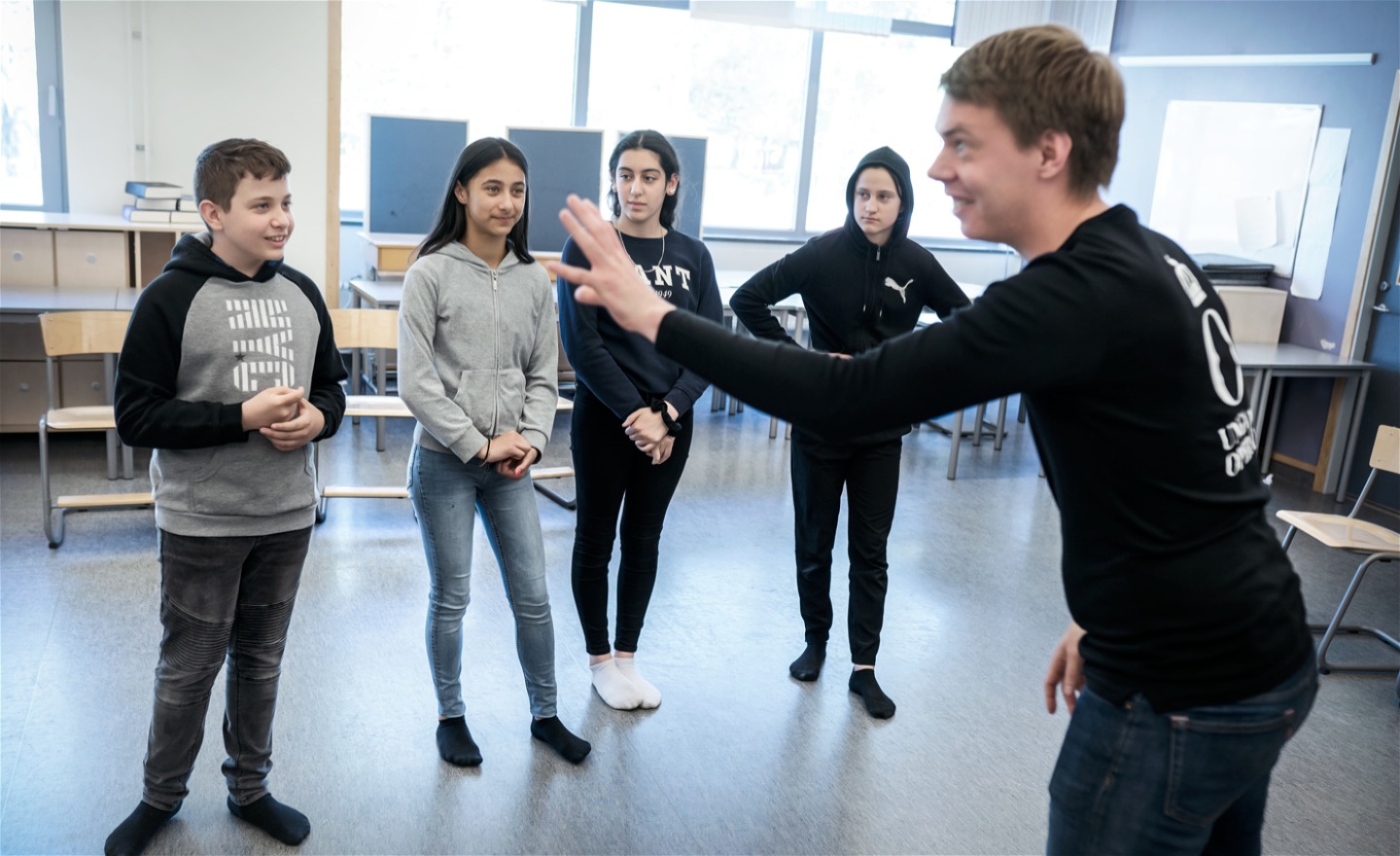 Operans pedagog och elever i ett klassrum