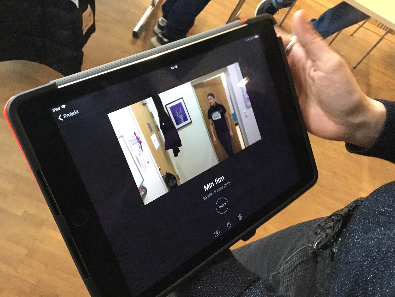 En hand som håller i en Ipad där det visas en film