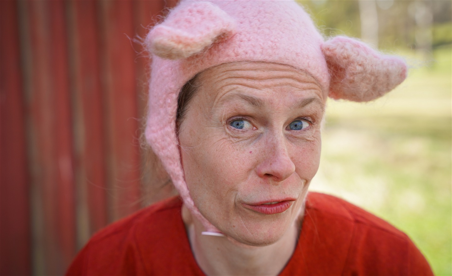 Micaela iförd gris-mössa