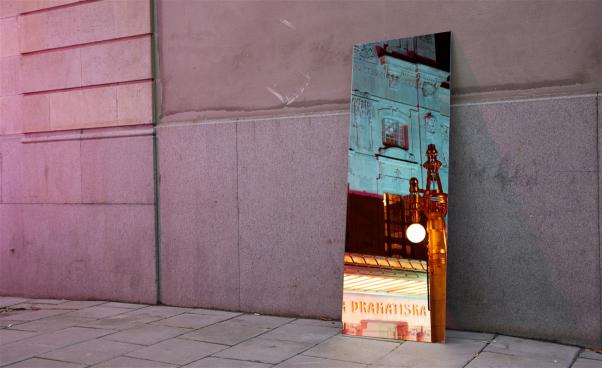 En bild står lutat mot en vägg