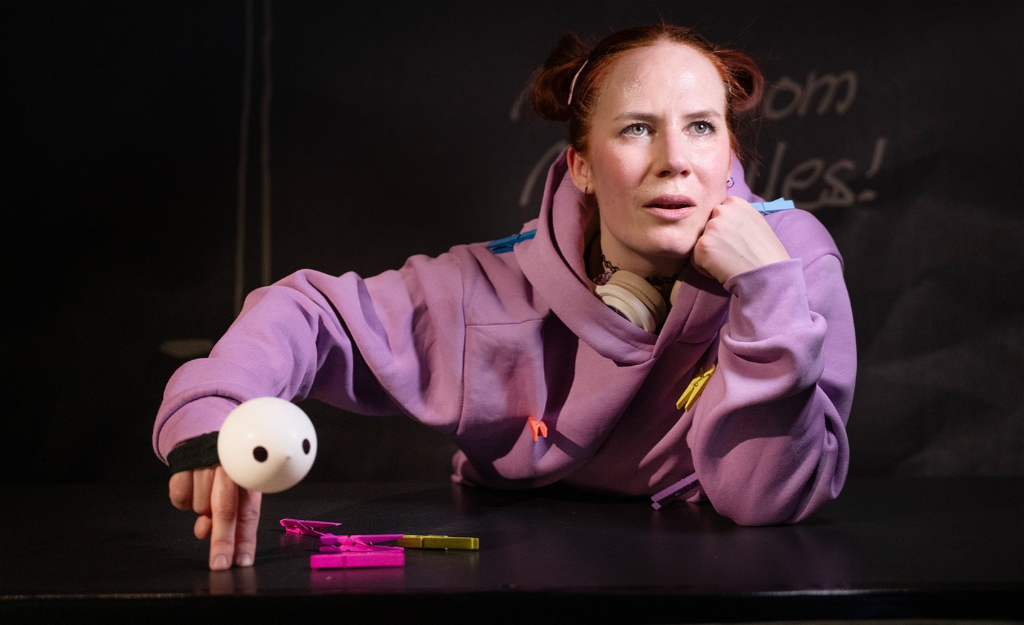 En flicka med en handdocka