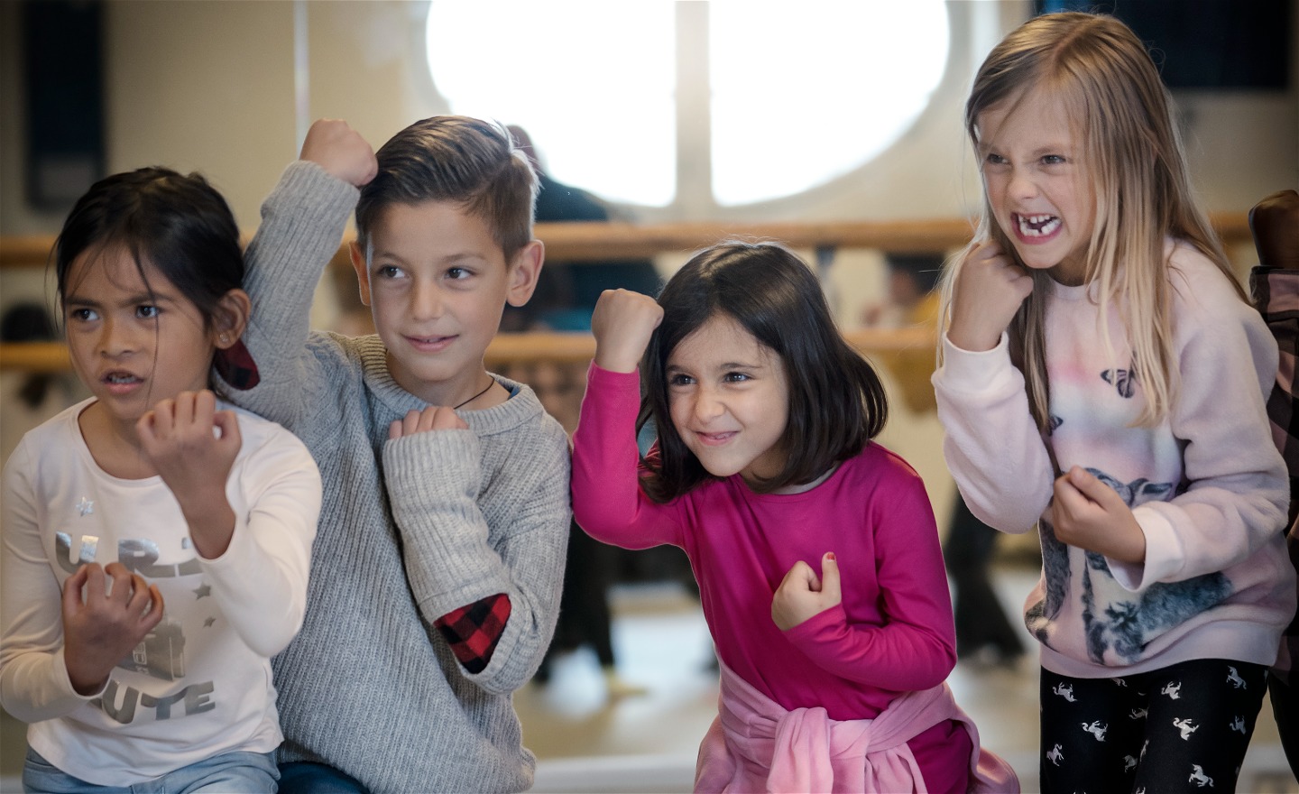 Fyra barn uttrycker känslor med kropp och ansikte