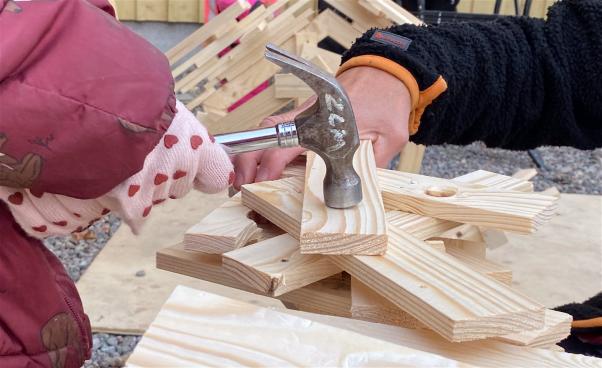 Barn spikar ihop brädor