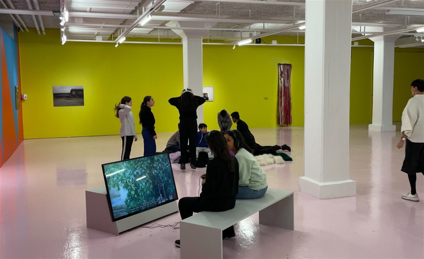 Bild av en grupp människor inne i konsthallen
