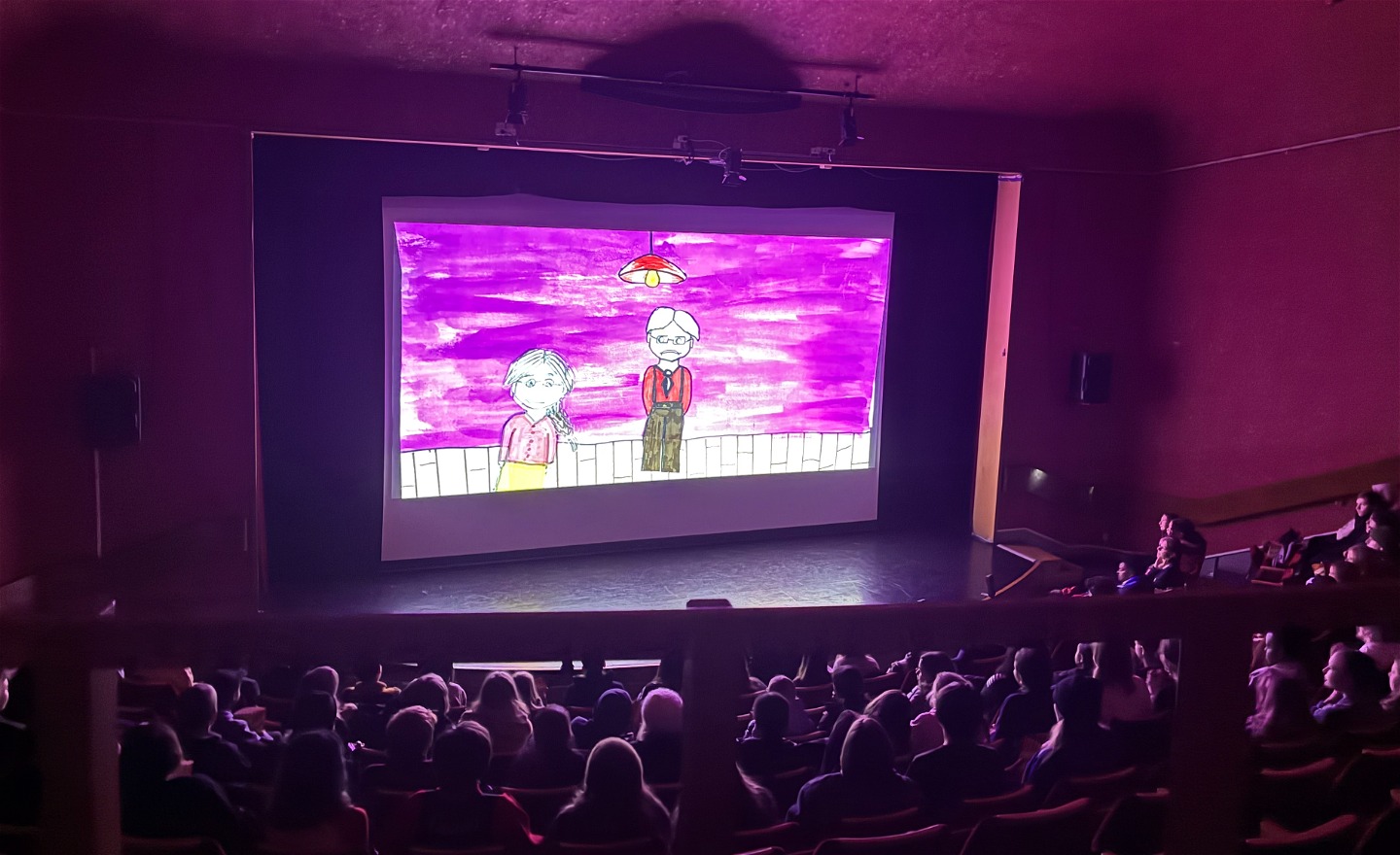 Bilden föreställer en premiärvisning av Sexornas film där flera skolor visar sina animationer