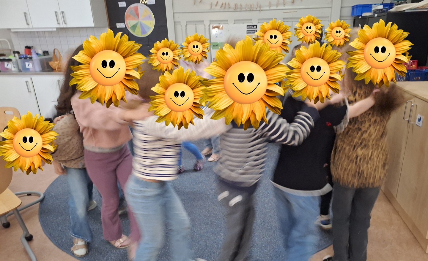 Elever i rörelse tillsammans i rummet