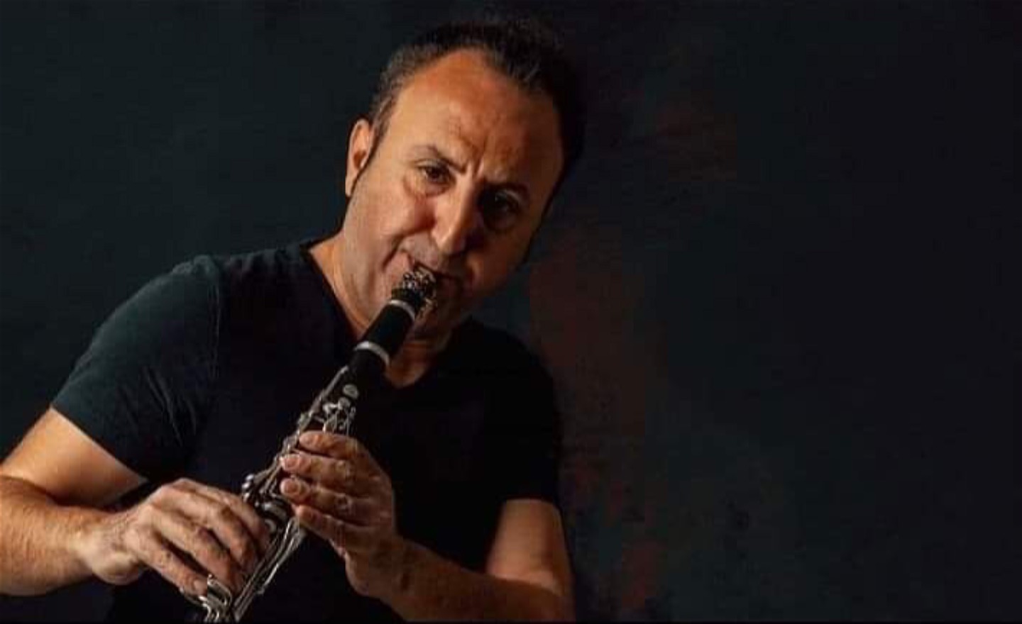 En man spelar klarinett.