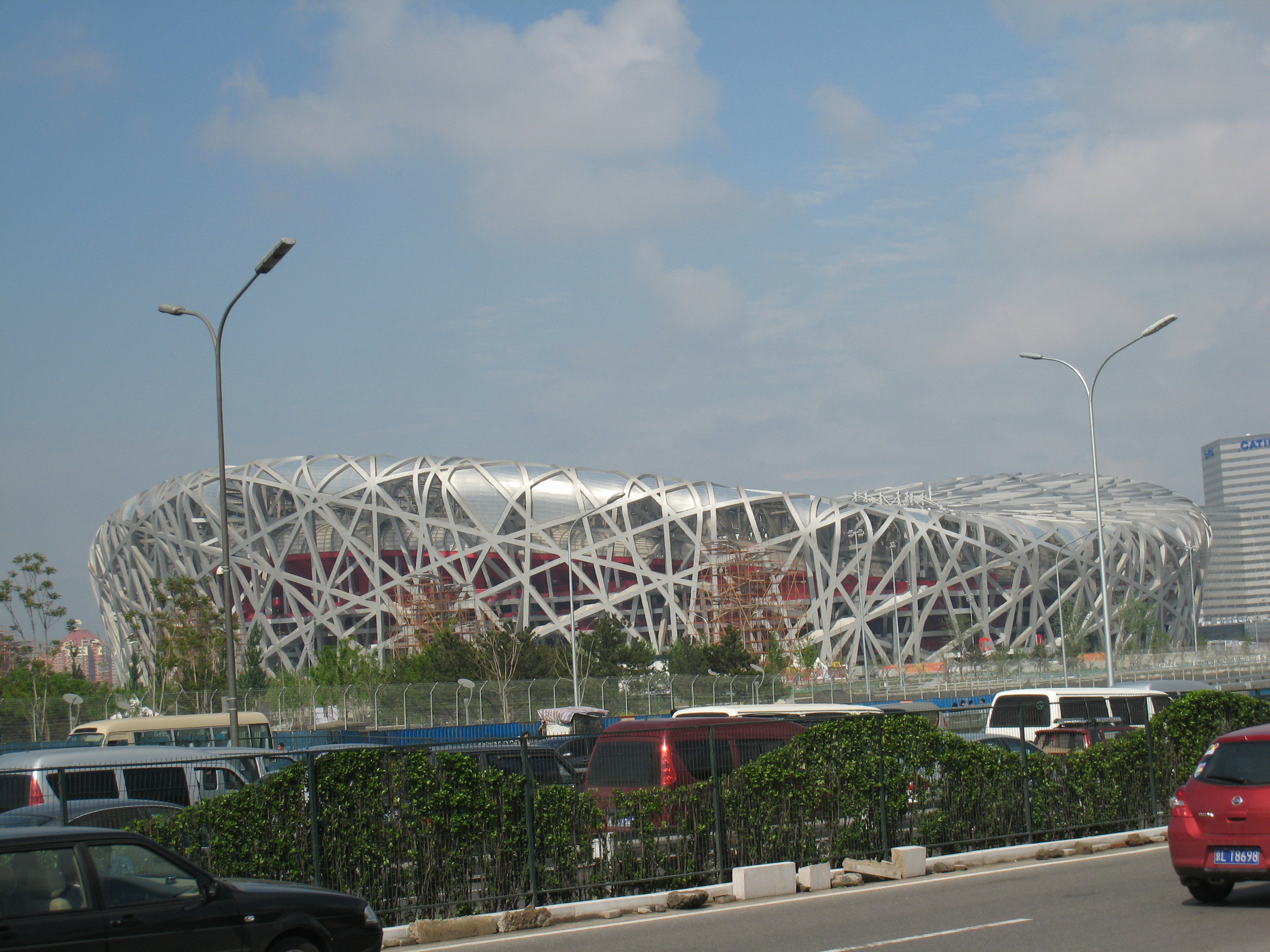 byggnaden pekings nationalstadion som ser ut som ett fågelbo.