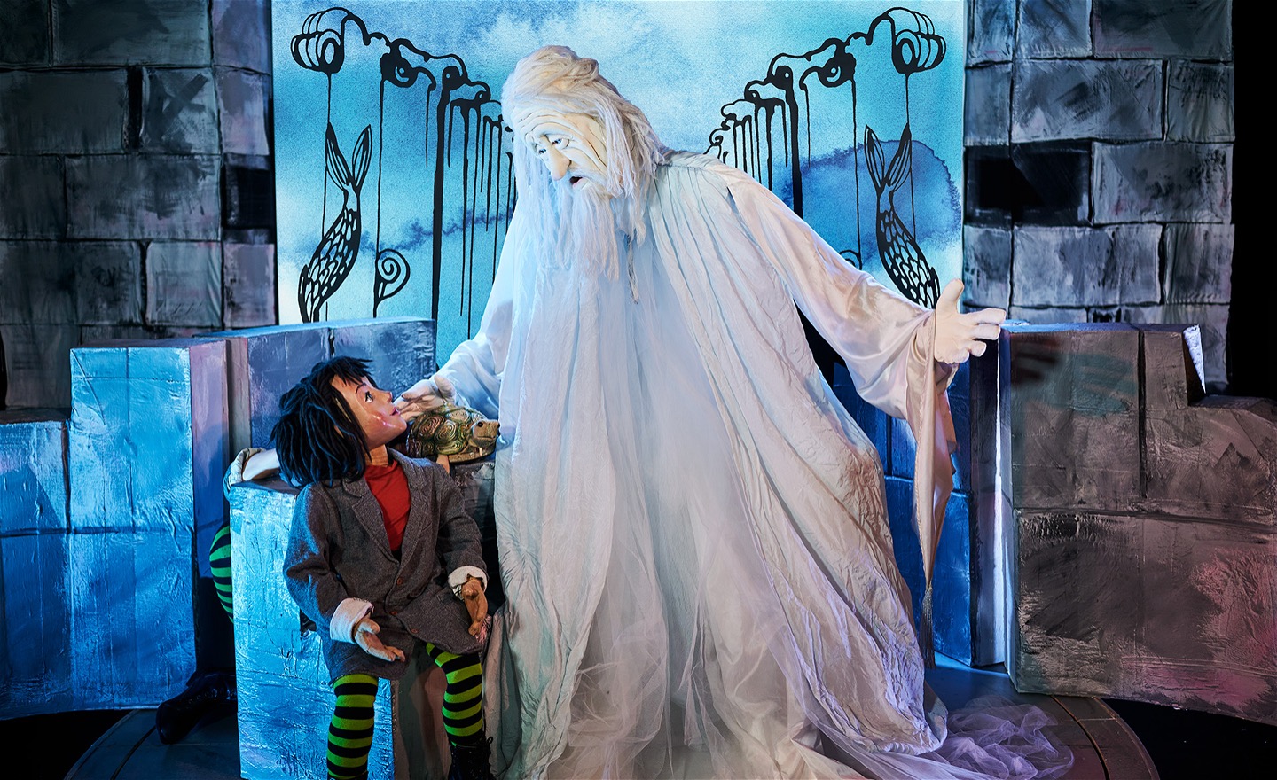 Föreställningsfoto från MOMO, föreställande dockorna Momo och Mäster Tim