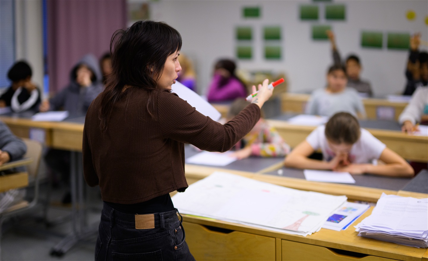 Lizette Romero Niknami håller poesiworkshop för åk 4